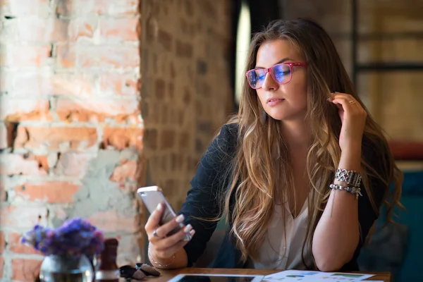 Bir kız ile bir telefon bir kafede