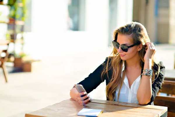 Bir telefon sokakta bir masada bir kızla