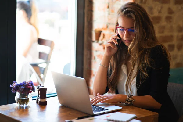 Kız telefonda konuşuyor.