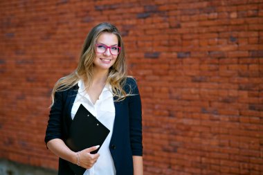 kağıtları ile kız