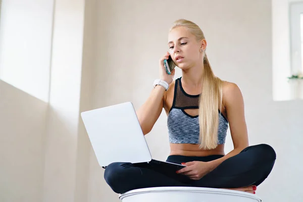 Lotus içinde laptop ile spor kız poz