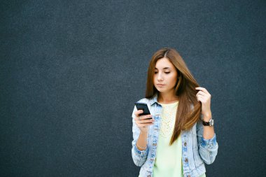 Kız telefonda sıkıştı