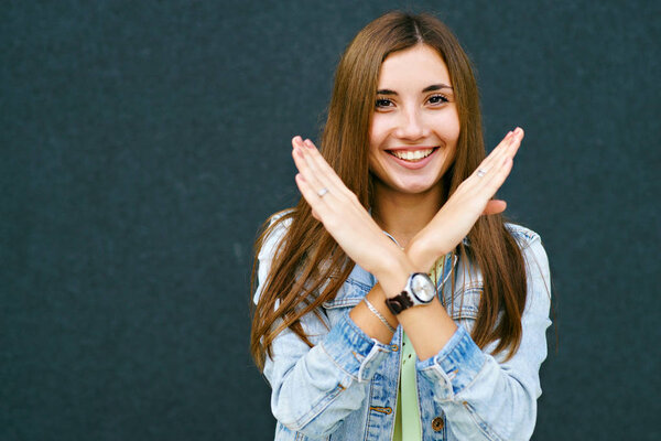 Девушка скрестила руки, знак запрета, улыбка
