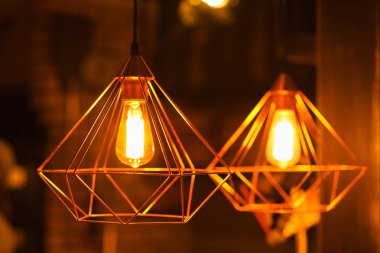 Aydınlatma lambası tavana asılı