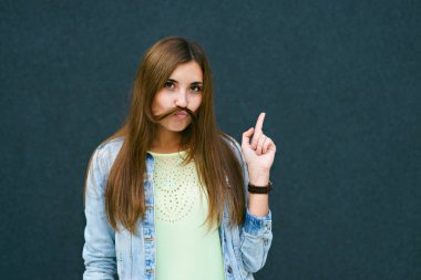 Kız bıyık saç yaptı