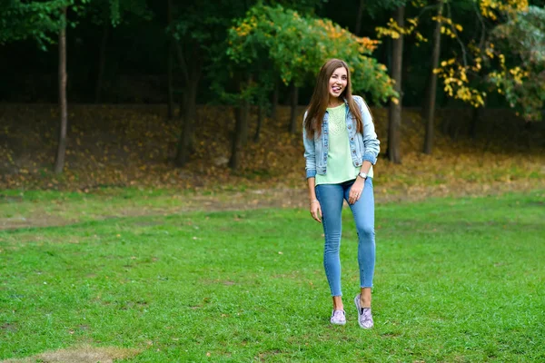 Retrato de una niña en pleno crecimiento en el parque — Foto de Stock