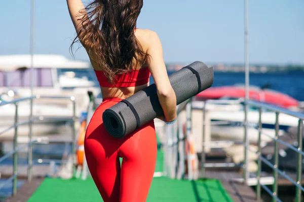 Mädchen Sportmatte zum Üben von Yoga — Stockfoto