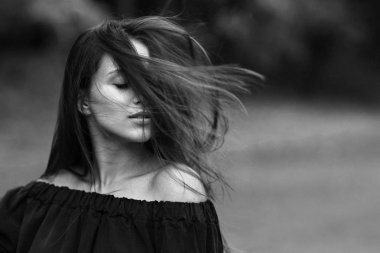 Kız portre siyah ve beyaz saç Rüzgar