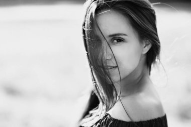 Kız portre siyah ve beyaz