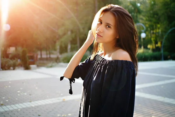 Menina close-up retrato no parque — Fotografia de Stock