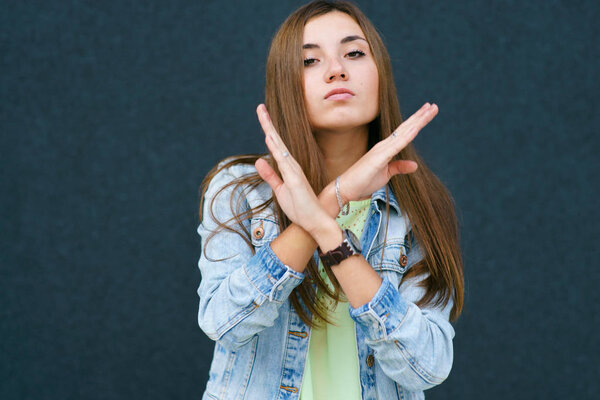 Девушка скрестила руки, знак запрета, улыбка
