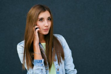 Kız telefonda sıkıştı