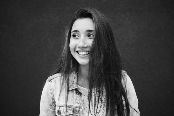 Mujer joven al aire libre retrato — Foto de Stock