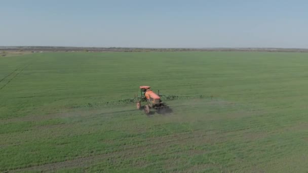 The tractor treats the field with pesticides and leaf feeds — 비디오