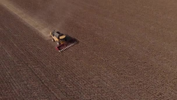 Limpieza de girasol con maquinaria desde una altura — Vídeo de stock