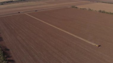 Ayçiçeğini makinelerle bir yükseklikten temizlemek