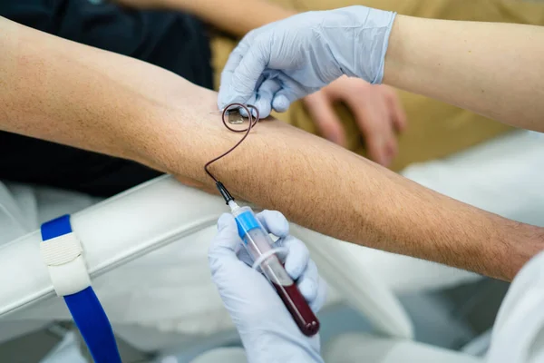 Muestra de sangre de un hombre en un tubo de ensayo de una vena — Foto de Stock