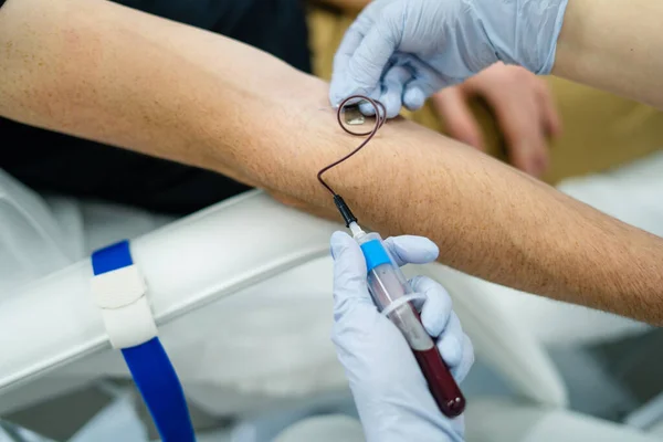 Muestra de sangre de un hombre en un tubo de ensayo de una vena — Foto de Stock