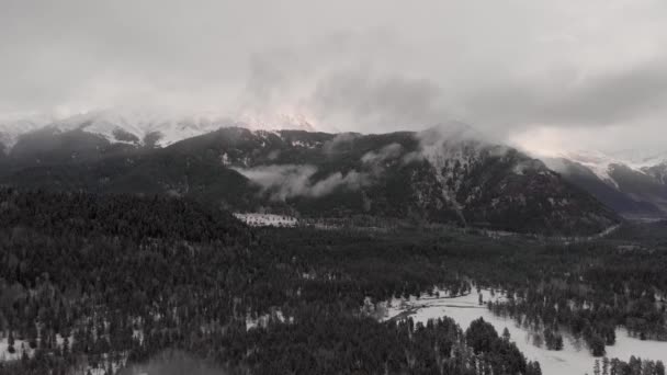 Berge Wald Schnee Russland Grau bewölkt Schießen Flug von oben Wolken Nebel Russland Arkhyz — Stockvideo