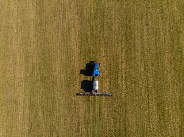 Tractor que aplica fertilizantes minerales líquidos al suelo sobre el trigo de invierno — Foto de Stock