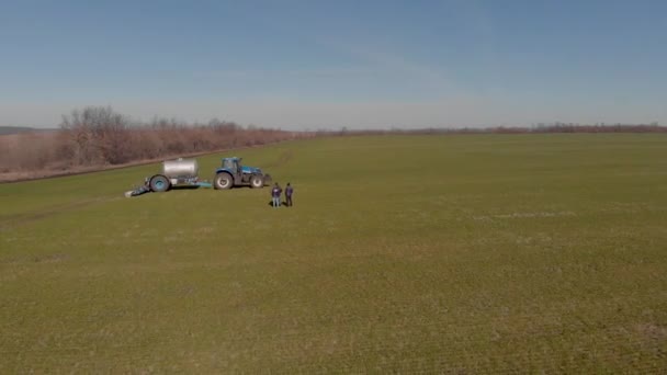 L'introduzione di fertilizzanti minerali liquidi nel terreno con trattore grano invernale — Video Stock