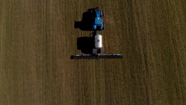 Zavádění kapalných minerálních hnojiv do půdy s traktorem zimní pšenice — Stock video