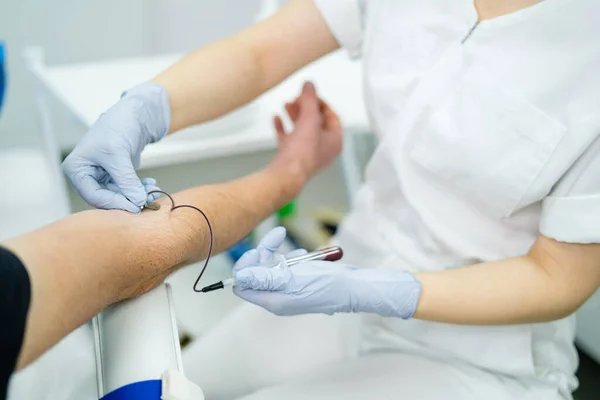 TENIENDO SANGRE EN UNA PRUEBA DE UN HOMBRE — Foto de Stock