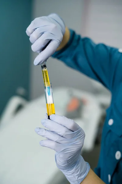 Esteticista está ganando sangre en la jeringa de la prueba de tubo — Foto de Stock