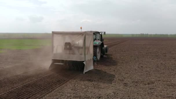 Rapsaussaat Traktor Auslese Feld Frühjahr. Im Hintergrund Weizenfelder. — Stockvideo