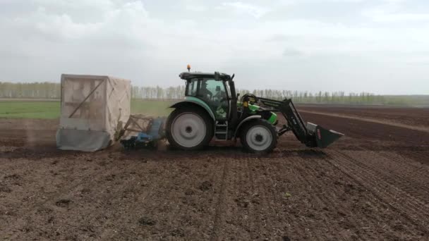 Rapsaussaat Traktor Auslese Feld Frühjahr. Im Hintergrund Weizenfelder. — Stockvideo