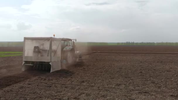 Koolzaad zaaien trekker zaaimachine selectie veld voorjaar. Op de achtergrond, tarwepercelen. — Stockvideo