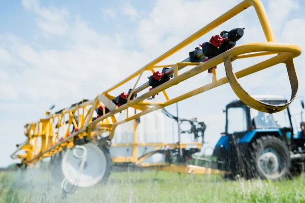 Pulverizar cabeças de pulverizadores agrícolas. Rega, máquina de pulverização. — Fotografia de Stock