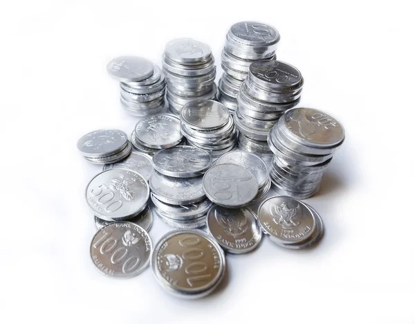 Beyaz arka plan sikkelerinde Rupiah