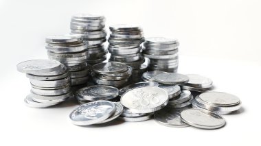 Beyaz arka plan sikkelerinde Rupiah