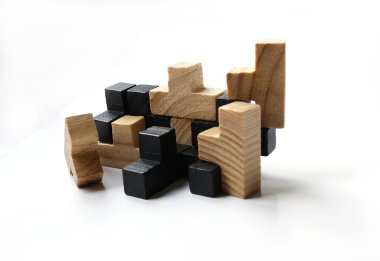 Beyaz arka plan üzerinde ahşap puzzle blok