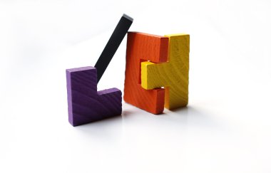 Beyaz arka plan üzerinde renkli ahşap puzzle blok