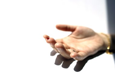 Kırmızı kan damlası parmakla