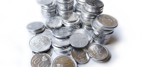 Beyaz arka plan sikkelerinde Rupiah
