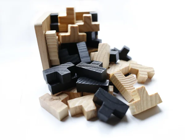 Beyaz arka plan üzerinde ahşap puzzle blok