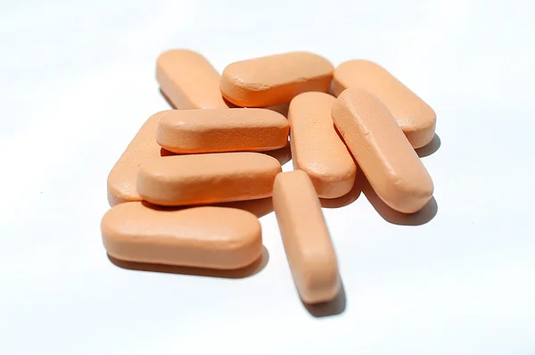 Beyaz bir arka plan haplarla şeftali rengi