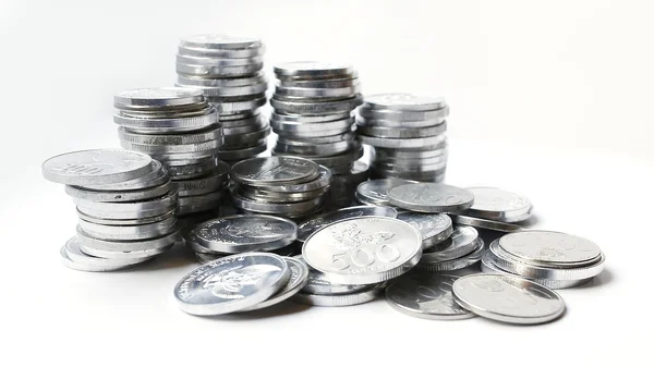 Beyaz arka plan sikkelerinde Rupiah