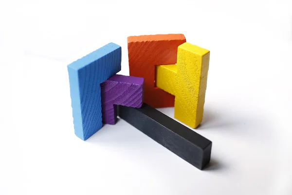 Colorati blocchi di puzzle in legno su sfondo bianco — Foto Stock