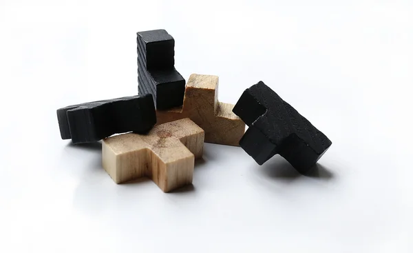 Beyaz arka plan üzerinde ahşap puzzle blok