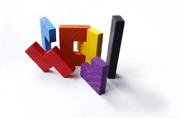Beyaz arka plan üzerinde renkli ahşap puzzle blok