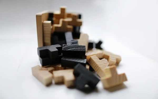 Beyaz arka plan üzerinde ahşap puzzle blok