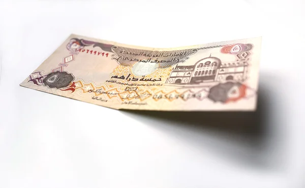 Beyaz arka plan üzerinde Birleşik Arap Emirlikleri Dirhemi para birimi