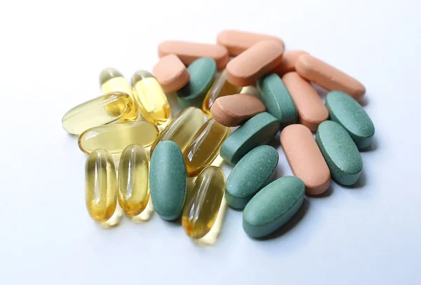 Beyaz bir arka plan üzerinde renkli hapları