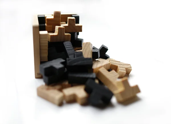 Beyaz arka plan üzerinde ahşap puzzle blok