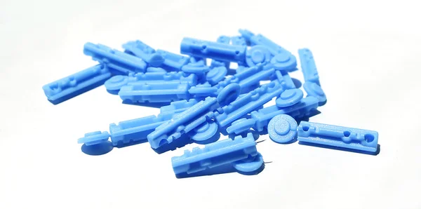 Beyaz bir arka plan üzerinde kan lancet