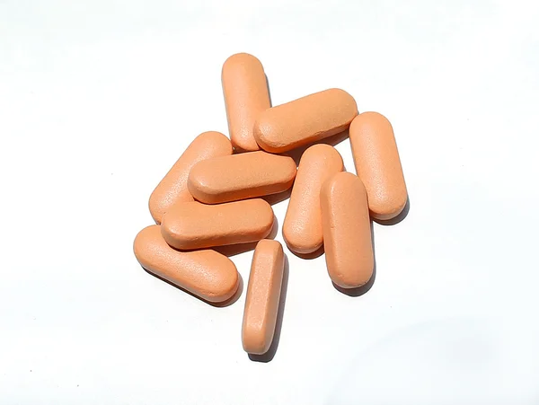 Beyaz bir arka plan haplarla şeftali rengi